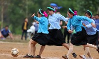 San Chi ethnic female football players compete on the field