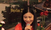 Singing Vietnamese folk songs comforts homesick overseas Vietnamese 