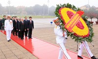 Spitzenpolitiker legen Blumenkranz am Ho Chi Minh Mausoleum nieder