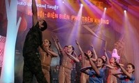 Kulturaustausch zum Jahrestag des Luftsiegs Hanoi-Dien Bien Phu