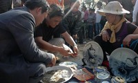 Besuch auf dem Vieng-Markt, um für Glück zu beten