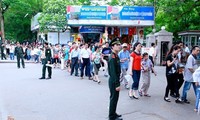 Tausende Bürger besuchen Ho Chi Minh-Mausoleum