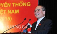 Parlamentspräsident Nguyen Sinh Hung nimmt am Festtag der Nationalsolidarität in Hanoi teil