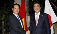 Premierminister Nguyen Tan Dung trifft den japanischen Premierminister Shinzo Abe
