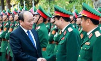 Premierminister Nguyen Xuan Phuc überprüft die Kampfbereitschaft der Division 312