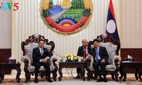 Laotischer Premierminister empfängt Delegation des vietnamesischen Finanzministeriums