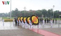 Spitzenpolitiker besuchen das Ho Chi Minh-Mausoleum