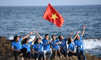 Vietnamesische Studenten mit dem Meer und den Insel des Vaterlandes 2017  