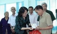 Vizestaatspräsidentin Dang Thi Ngoc Thinh besucht Familien der Heldenmütter in Provinz Binh Phuoc