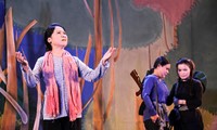 Cai Luong-Theaterstück “Die weiße Pflaumenblüte” auf der Bühne in Can Tho