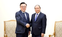 Premierminister Nguyen Xuan Phuc empfängt Samsung-Generaldirektor