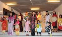 Modeschau für die Tracht Ao Dai beim vietnamesischen Familientag in Belgien