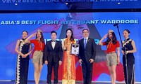 Uniform der Flugbegleiterinnen und –begleiter von Vietjet Air wird ausgezeichnet