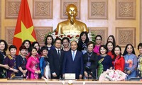 Premierminister Nguyen Xuan Phuc trifft vorbildliche Unternehmerinnen