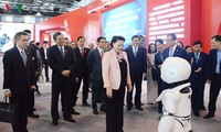 Parlamentspräsidentin Nguyen Thi Kim Ngan besucht das Ausstellungszentrum Zhong Guan Cun in China