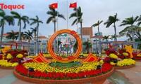 Bunte Blumenstraße in Da Nang im Frühling 2021