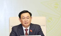 Parlamentspräsident Vuong Dinh Hue tagt mit dem Parlamentsausschuss für Verteidigung und Sicherheit