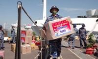 Schiffe bringen Bewohnern auf Truong Sa Geschenke zum Neujahrsfest Tet