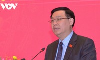 Parlamentspräsident Vuong Dinh Hue trifft ehemalige Leiter des Parlaments