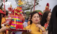 Umzug von Opfergaben „Huong Xuan” in den königlichen Hof von Hue