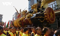 Festzug der Knallkörper vom Dorftempel Dong Ky 