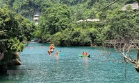 Zahlreiche Menschen besuchen Tourismuszentrum Phong Nha – Ke Bang 