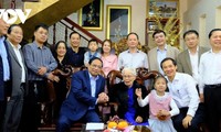 Premierminister Pham Minh Chinh besucht Heldenmutter in Lam Dong