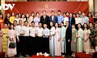 Parlamentspräsident Tran Thanh Man trifft Vertreter vietnamesischer Community in Singapur
