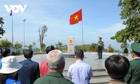 Flaggenhissen am Grenzstein zwischen Vietnam, Laos und Kambodscha