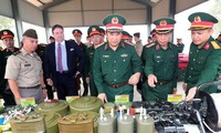 Eröffnung des Übungsplatzes für Entschärfung von Blindgängern in Vietnam