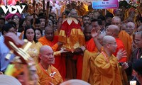 Tausende Menschen verehren Buddhas Reliquien in Da Nang