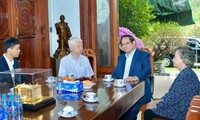 Premierminister Pham Minh Chinh besucht ehemalige Partei- und Staatschefs