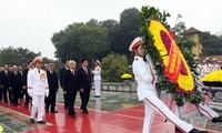 Top leaders pay homage to President Ho Chi Minh 