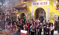 Buddhist temples packed with visitors during Tet