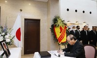 Vietnamese leaders pay respect to former Japanese PM Abe