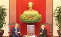 Vietnamese leaders receive Kazakh President 