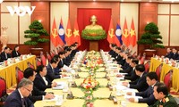 Top leaders of Vietnam and Laos hold talks