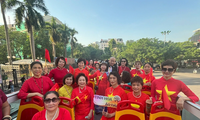 ‘Ao dai’ wearers offered free city tour on double-decker bus