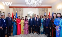 PM meets embassy staff, Vietnamese community in Czech Republic