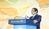 PM urges Vietnam Airlines to pursue modern, green, sustainable development path