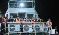 Capsized tourist boat in Quang Ninh towed ashore, death toll rises to 38