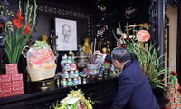 Party leader pays tribute to President Ho Chi Minh at House No. 48 Hang Ngang Street