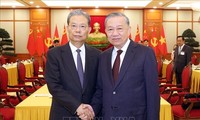 Vietnam, China reaffirm priority on bilateral ties