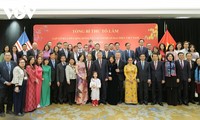 Party leader meets with representatives of Vietnamese community, agencies in US