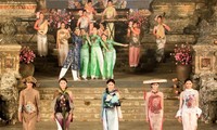 การเดินแบบชุดAo dai - งานเฟสตีวัลHuế 2012