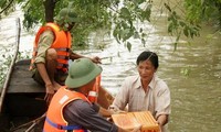 พุทธศาสนิกชนวัด เฝิดติ๊ก ในประเทศลาวบริจาคเงินช่วยชาวภาคกลางที่ประสบภัยธรรมชาติ