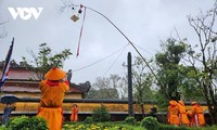 พิธีรื้อเสาตุงและประทับตราพระราชลัญจกรขอพรปีใหม่ที่เขตพระราชวังเว้