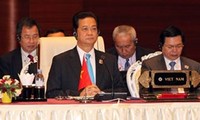 Vietnamese people applaud PM Nguyen Tan Dung’s speech at the ASEAN Summit