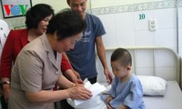 Vice President Nguyen Thi Doan presents gifts at Hoan My Da Nang Hospital 