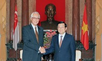 President receives former Singaporean Prime Minister Goh Chok Tong